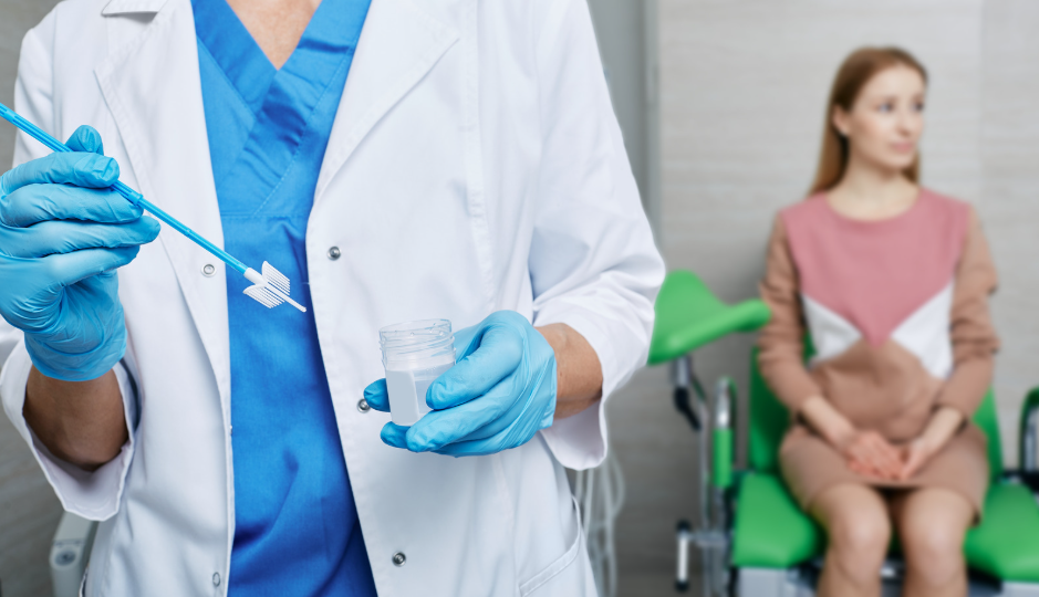 Grafika informacyjna przedstawiająca Lekarza przygotowującego próbkę po badaniu cytologicznym, a w tle pacjentka.