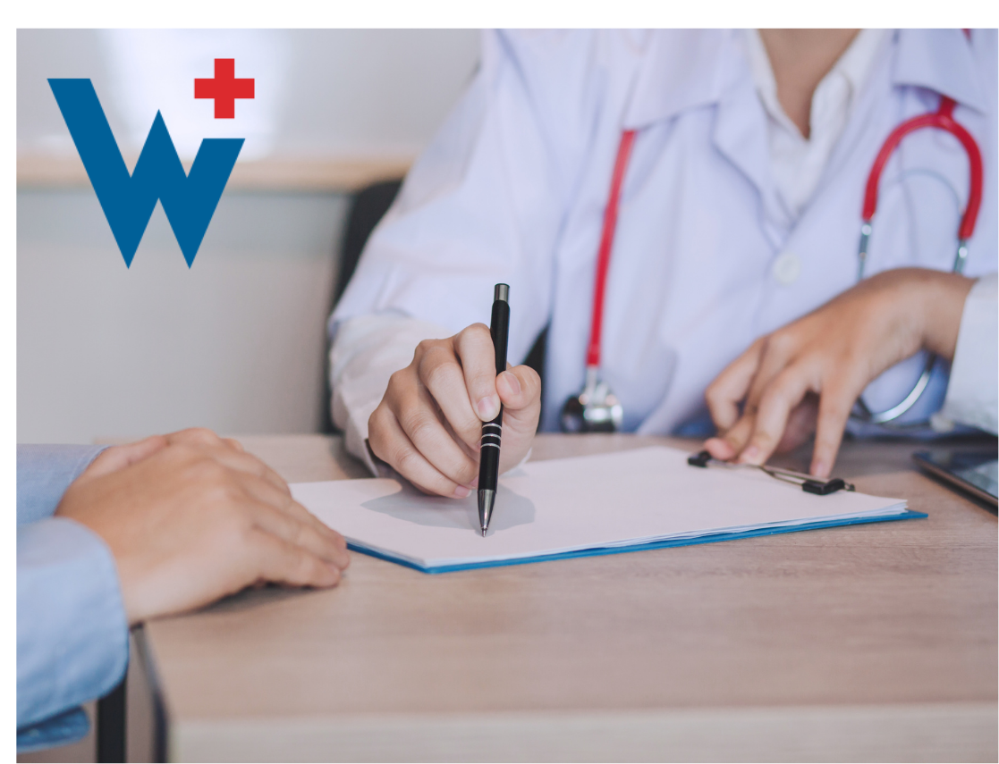 Lekarz w białym fartuchu z czerwonym stetoskopem rozmawia z pacjentem i przekazuje informacje zapisane na kartce papieru podczas wizyty. W lewym górnym rogu widoczne jest niebieskie logo szpitala.