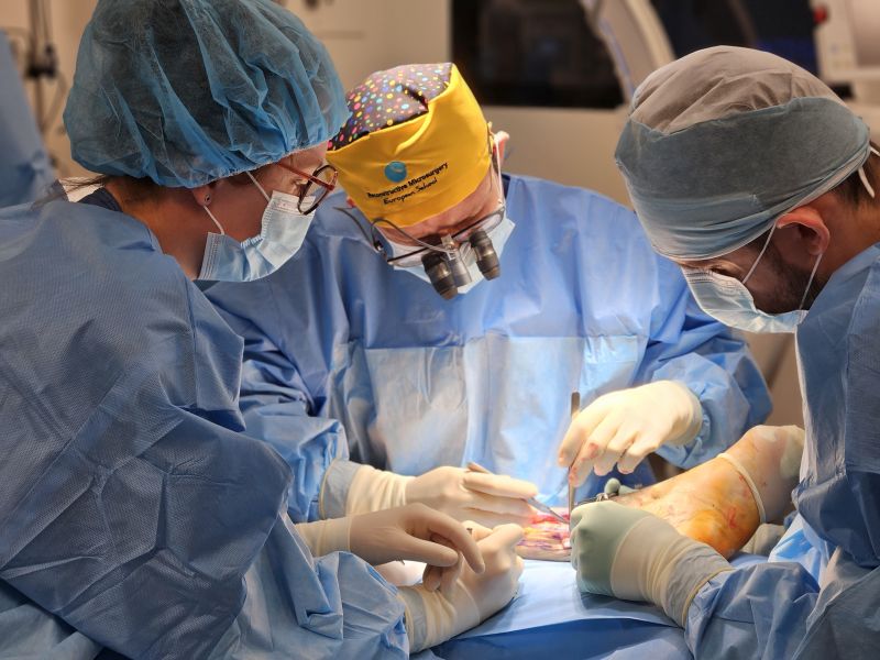Zespół chirurgów w trakcie operacji