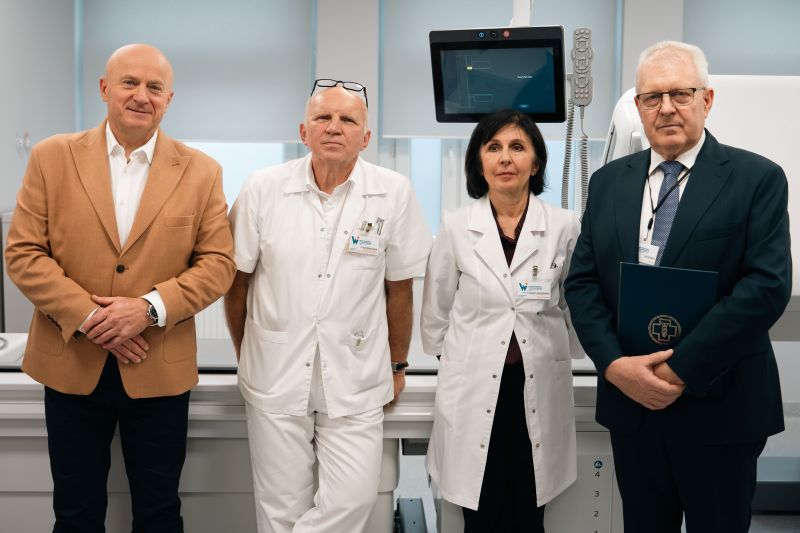 Na zdjęciu od lewej Marszałek Województwa Lubelskiego Jarosław Stawiarski, Zastępca Kierownika Zakładu Medycyny Nuklearnej mgr Waldemar Wnuk, Kierownik Zakładu Medycyny Nuklearnej dr nauk medycznych Renata Gołębiewska, dyrektor Wojewódzkiego Szpitala Specjalistycznego im. Stefana Kardynała Wyszyńskiego Piotr Matej