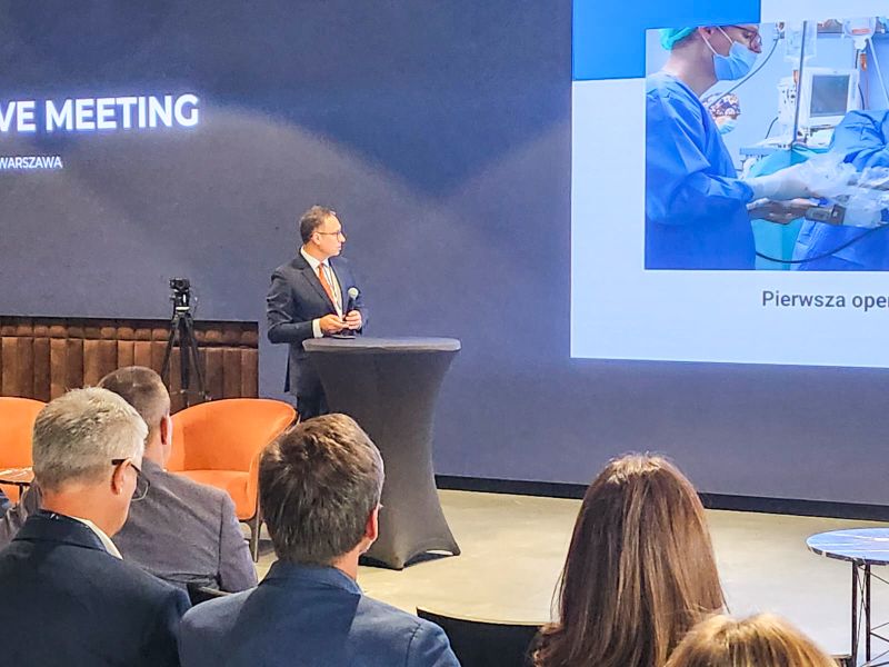 zdjęcie sali konferencyjnej z widoczną publicznością i prelegentem