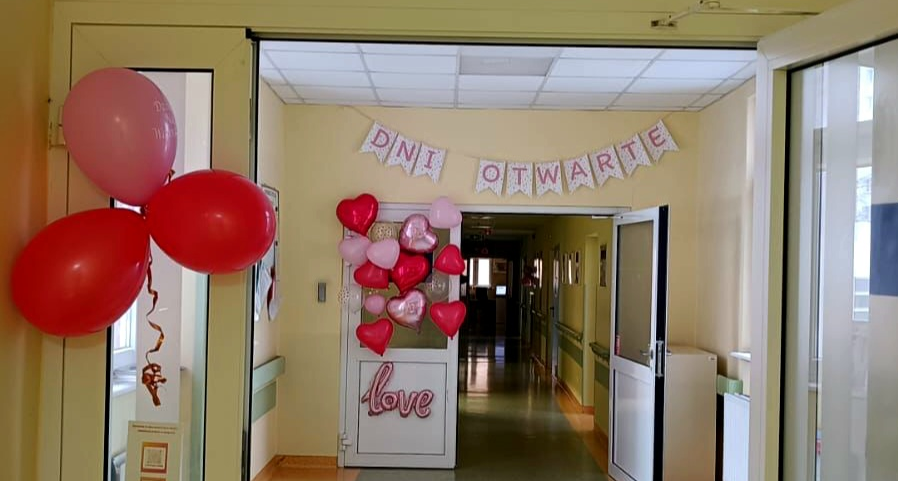 drzwi wejściowe na oddział przystrojone czerono różowymi balonami 