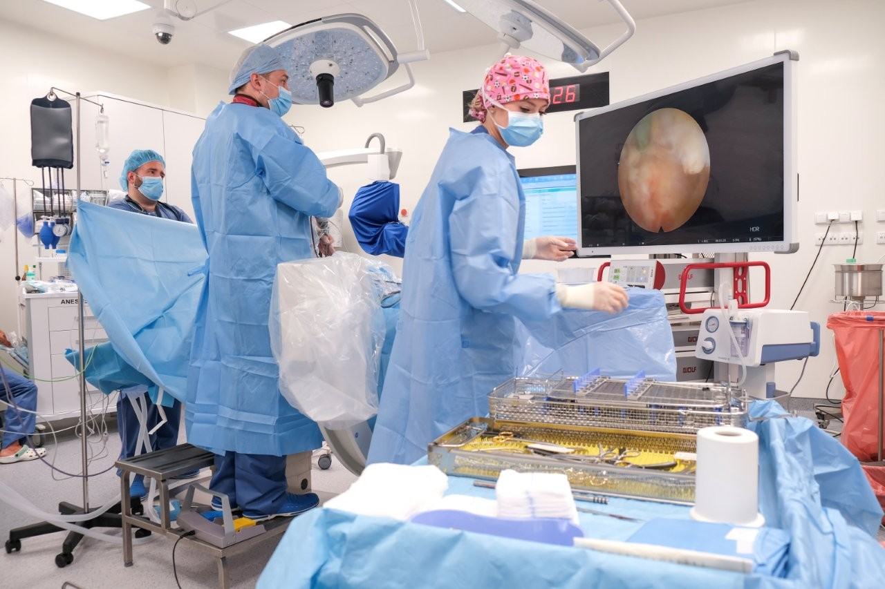 Zespół neurochirurgow podczas operacji