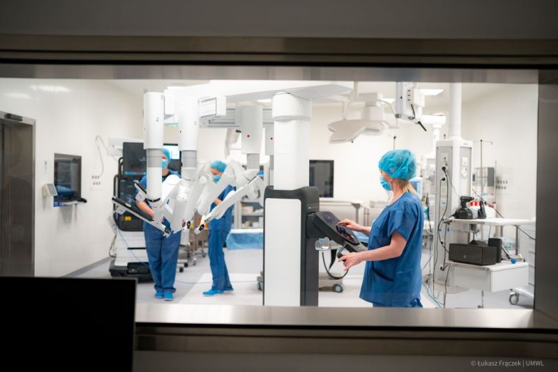Personel medyczny obsługujący w sterylnej sali operacyjnej robota chirurgicznego da Vinci 5 w Wojewódzkim Szpitalu Specjalistycznym w Lublinie