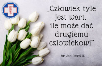 na pierwszym planie bukiet kwaiatów i cytat św Jana Pawła II 