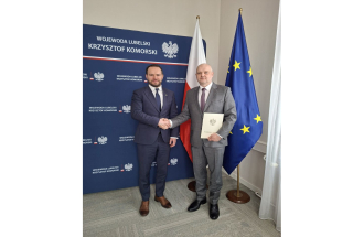 Od Lewej Wojewoda Lubelski Krzysztof Komorski Andrzej Wąsik odbieraj acy nominacjęna konsultanta wojewódzkiego