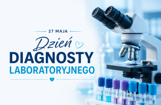 Grafika z napisem „27 maja – Dzień Diagnosty Laboratoryjnego” i ilustracją mikroskopu oraz probówek z próbkami.