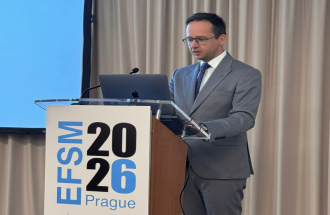 Dr Tomasz Gieroba na mównicy kongresu Euromicro 2026