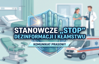 Symboliczna tarcza z dłonią w rękawiczce w geście 'stop' i centralnym napisem: STANOWCZE „STOP” DEZINFORMACJI I KŁAMSTWU. Komunikat prasowy. Tło medyczne.