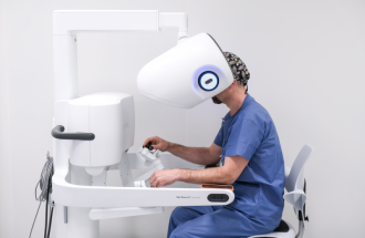 Lekarz siedzący przed konsolą robota daVinci