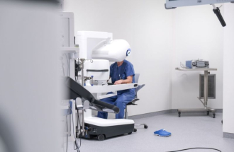 Torakochirurg wykonujący zabieg przy użyciu konsoli robota da Vinci.