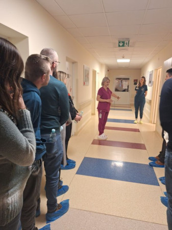 Goście wraz z personelem zwiedzający odział