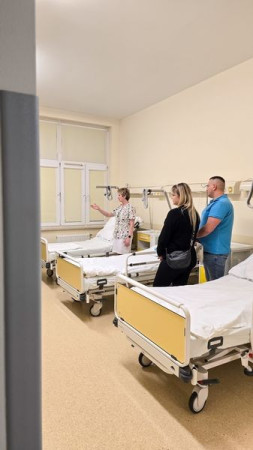 Goście wraz z personelem zwiedzający odział