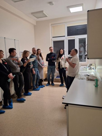 Goście wraz z personelem zwiedzający odział