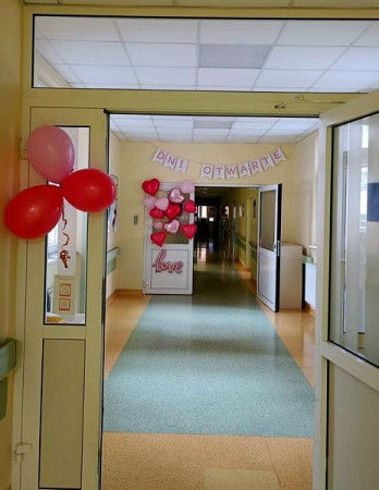 Wejście na oddział Ginekologiczny przystrojone balonami