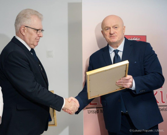 Marszałek Jarosław Stawiarski wręczający oprawiony w ramkę medal 550 Lecia Województwa Lubelskiego dyrektorowi Wojewdzkiego Szpitala Specjalistycznego Piotrowi Matejowi