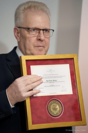 Dyrektor Piotr Matej Prezentujący Medal 550 Lecia Województwa Lubelskiego