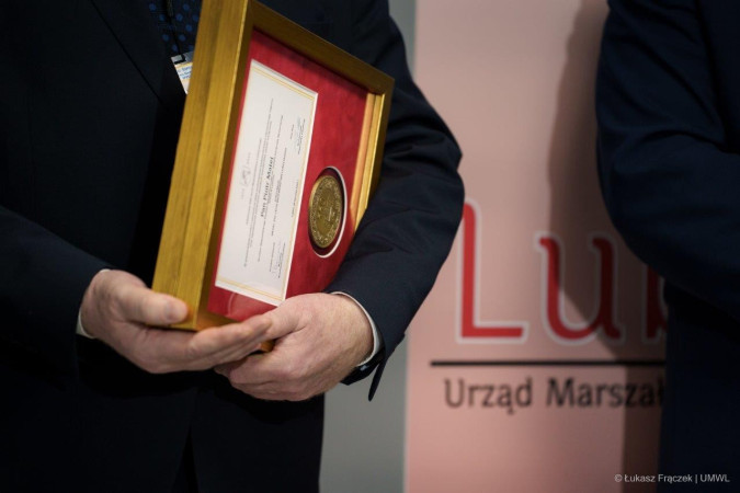 Dyrektor Piotr Matej trzymający medal